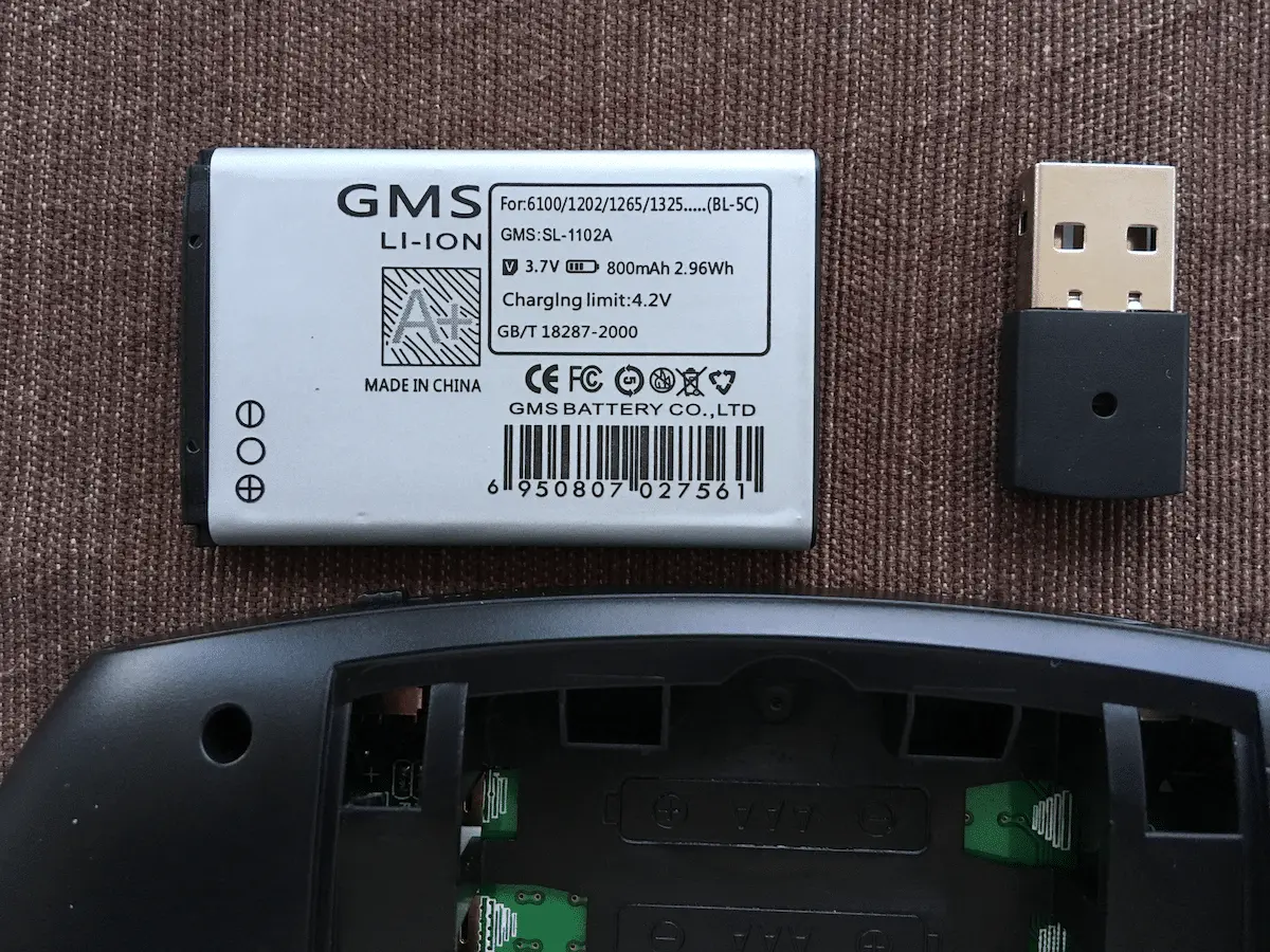 Notice the AAA battery connectors in the compartment. A nice touch in an emergency. Source: Flixed.io